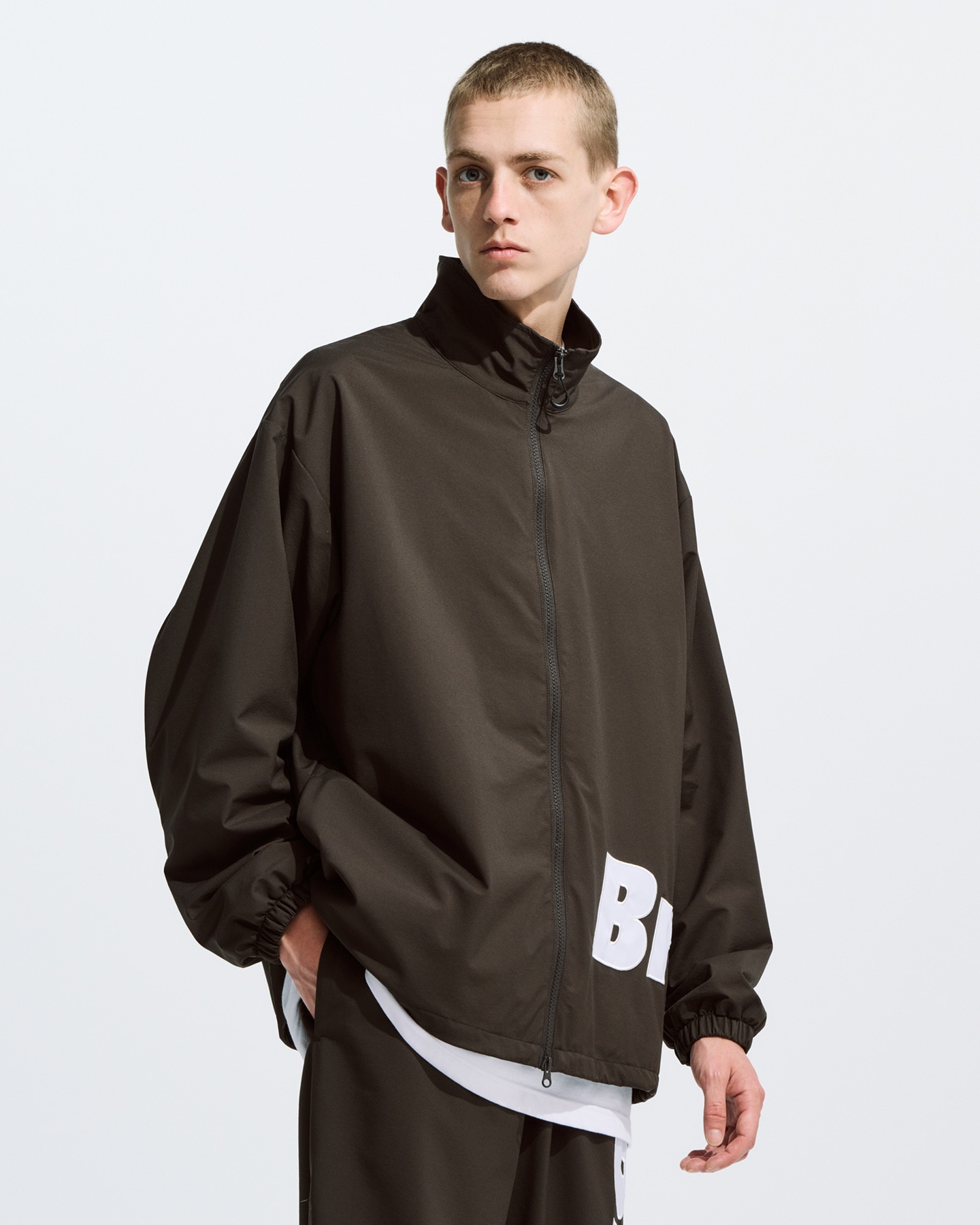 SOPH. | VENTILATION SIDE LOGO STAND COLLAR JACKET(S BROWN):