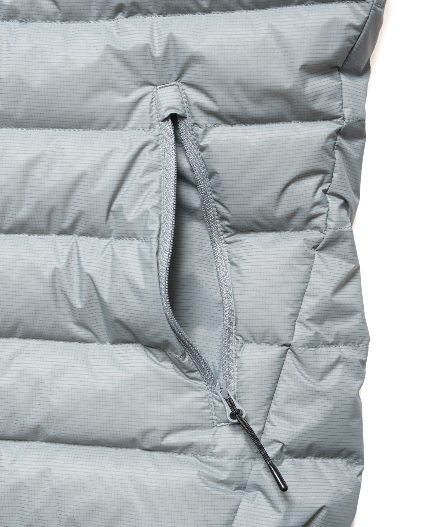 SOPH. | EXPEDITION DOWN VEST(M SAGE):