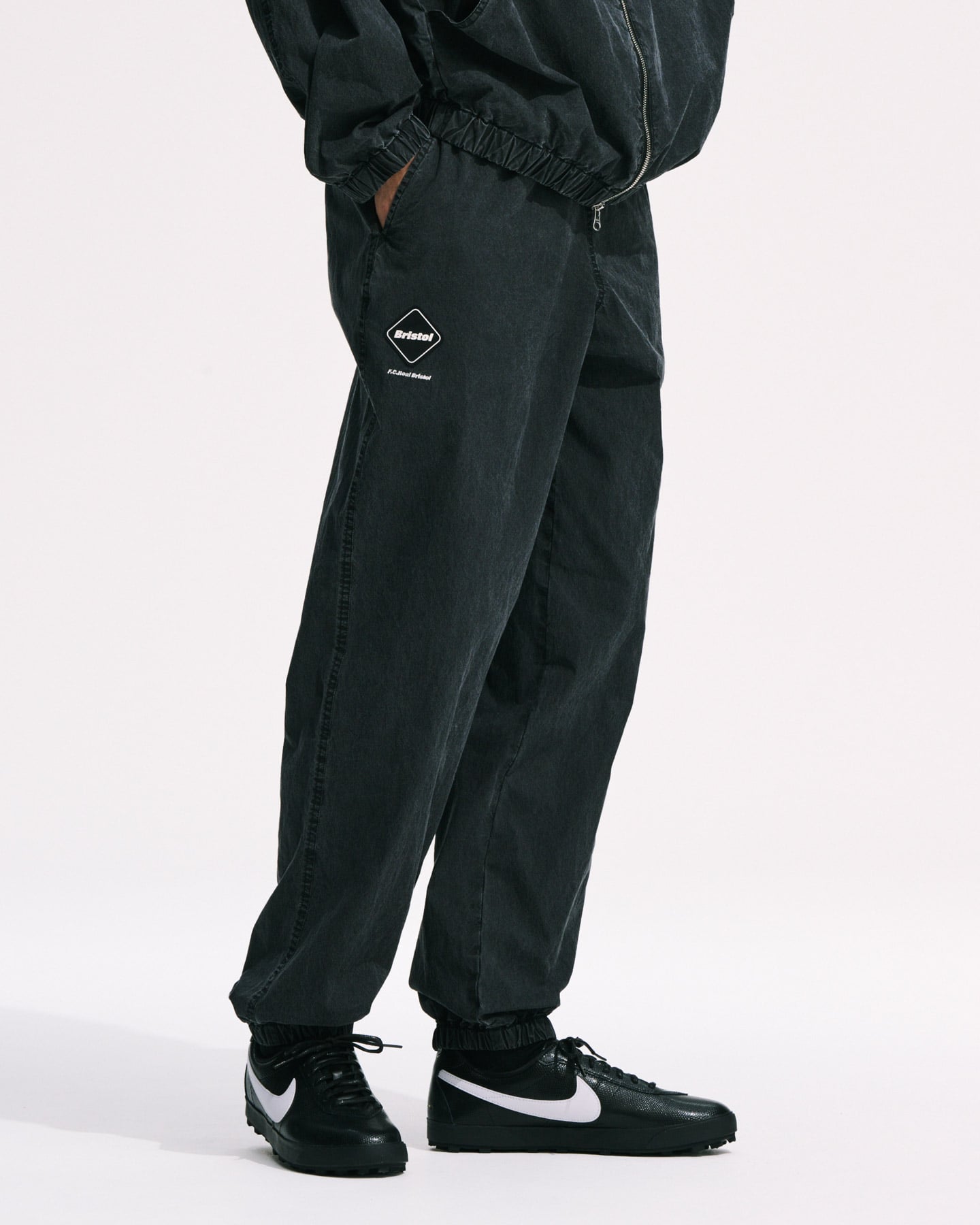 SOPH. | WASHED CRISP DENIM TRACK PANTS(M BLACK):